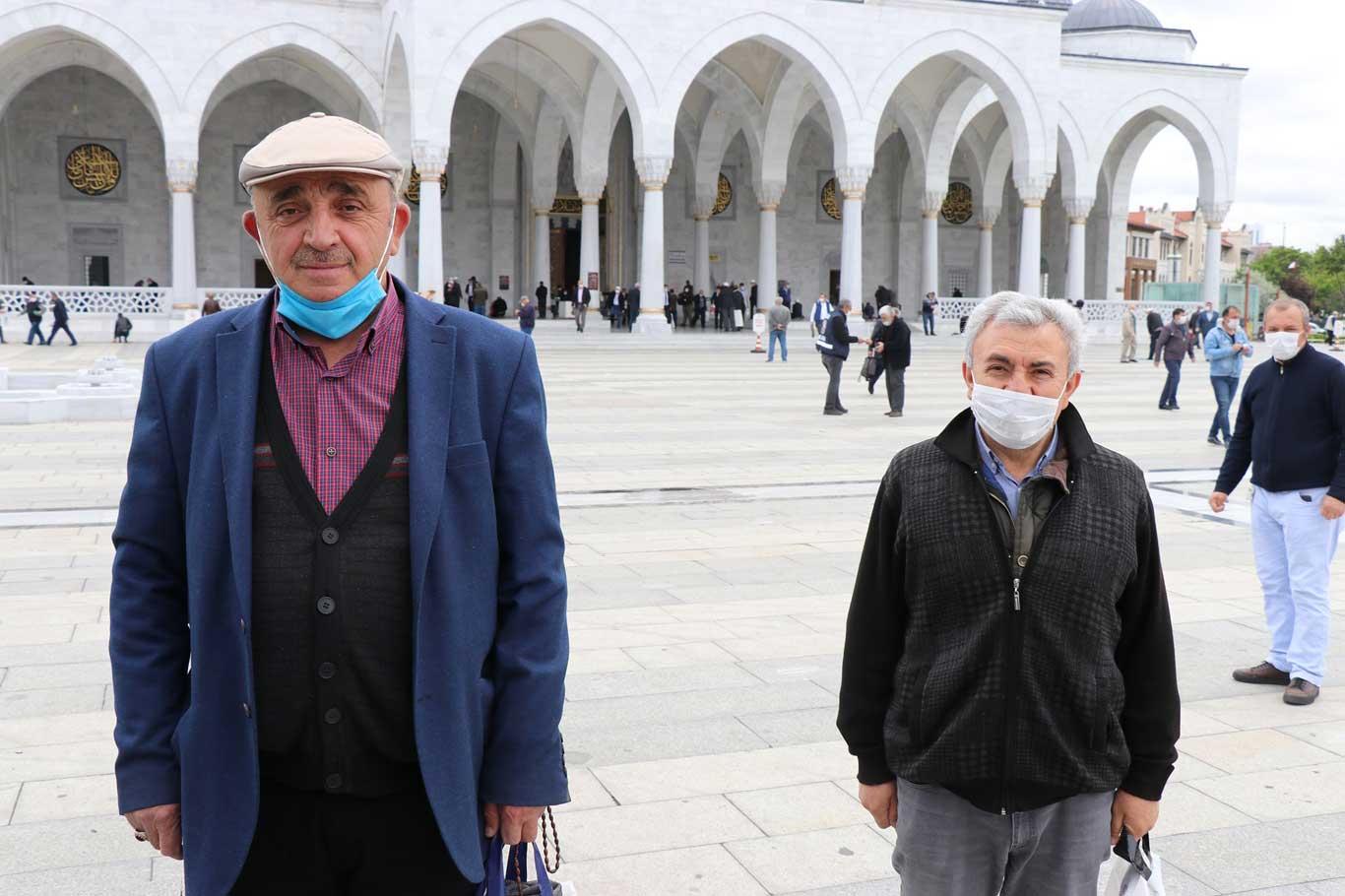 Ankaralılar sosyal mesafeye uyarak Cuma namazlarını eda etti